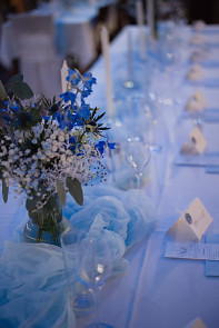 Šifon sv. modrý na svatební tabuli
