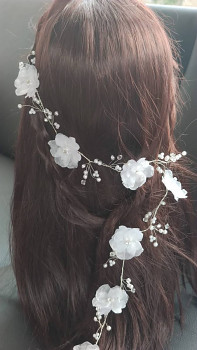 Ozdoba do vlasů s květy a perličkami