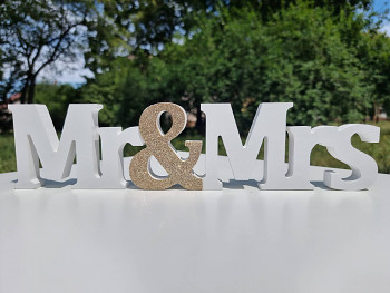 Dřevěný nápis Mr and MRs zlatý