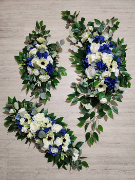Květina na slavobránu a obřadní stolek modro-bílá