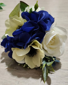 Modro-bílá květina do vázy