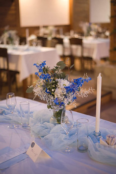 Šifon sv. modrý na svatební tabuli