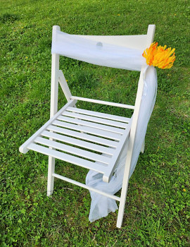 Bílá dřevěná židle