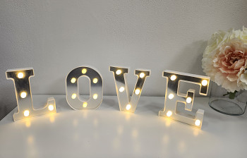 Svítící písmena LOVE