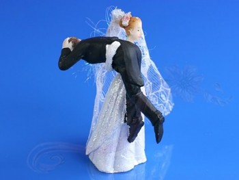 Svatební figurky ženich v náručí nevěsty